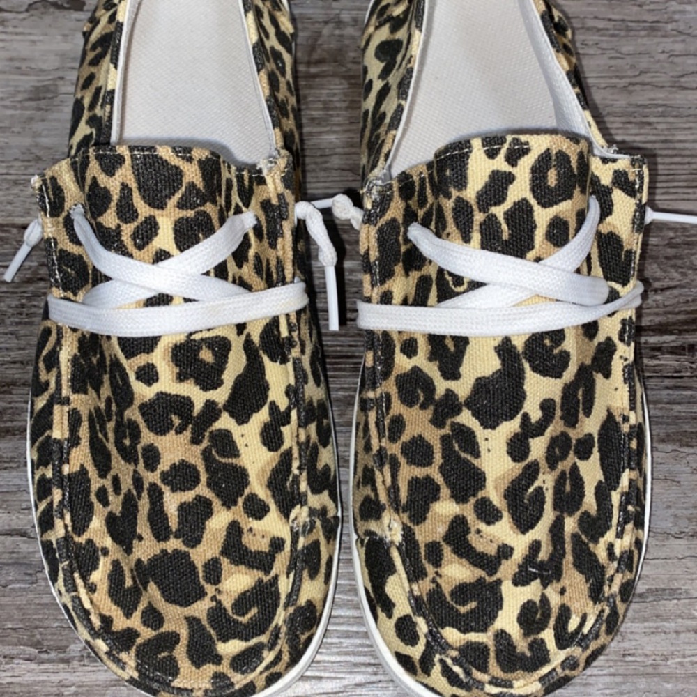 Leopard Print Lace-up Flats